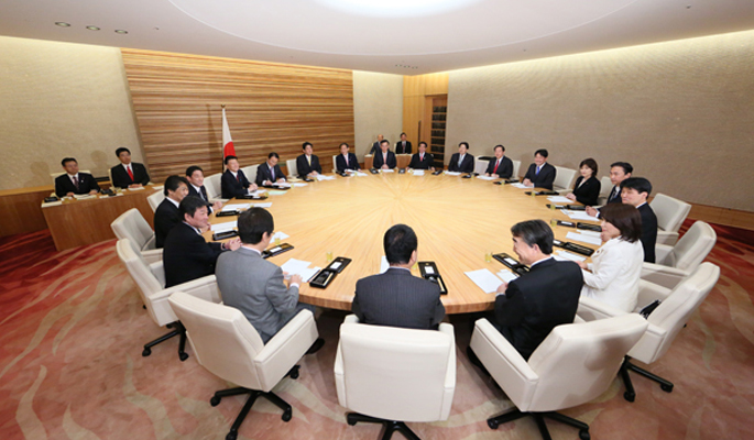 进入到内部的这间房间后，内阁会议（阁议）才将展开