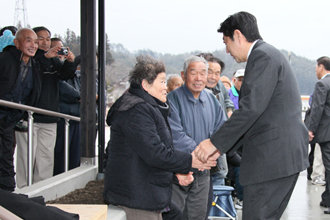 视察东日本大地震灾区的总理