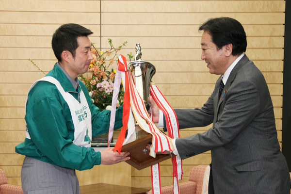 野田总理在总理大臣官邸接见了4名全日本卡车驾驶员大赛优胜者。