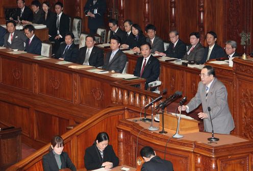 野田总理出席了众议院全体会议。