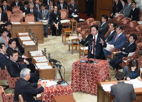 野田总理出席了众议院预算委员会。