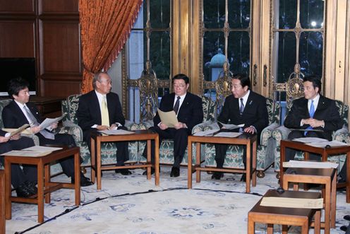 野田总理在国会内出席了冲绳政策协议会。 