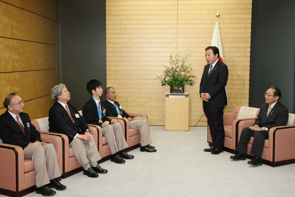 野田总理在总理大臣官邸接见了2011年第八届国际展能节金牌获得者。