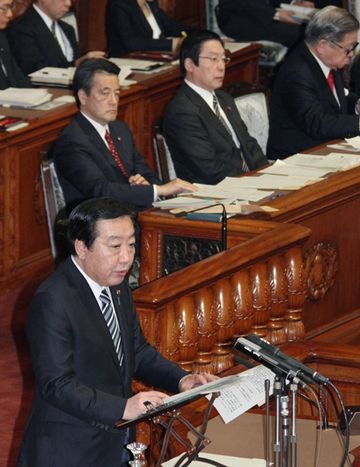 野田总理出席了参议院全体会议。