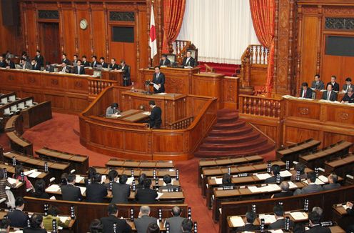 野田总理出席了参议院全体会议。