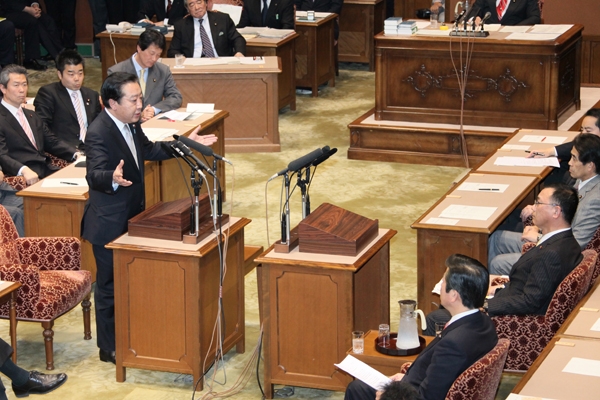 野田总理在国家基本政策委员会两院联合审查会上,与自由民主党的谷垣祯一总裁及公明党的山口那津男代表进行了党首讨论。