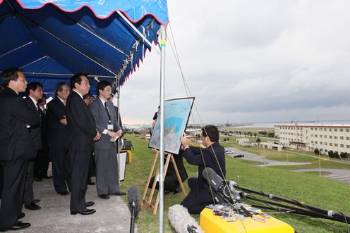 从昨日起访问冲绳县的野田总理,在冲绳县政府与仲井真弘多知事进行了会谈。