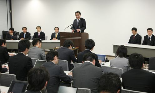 从昨日起访问冲绳县的野田总理,在冲绳县政府与仲井真弘多知事进行了会谈。