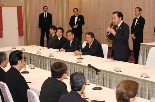 从昨日起访问冲绳县的野田总理,在冲绳县政府与仲井真弘多知事进行了会谈。