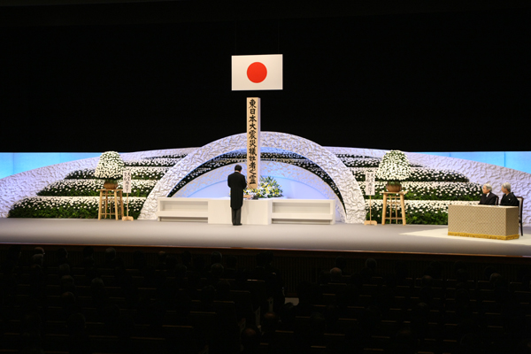 野田总理参加了在天皇和皇后两位陛下莅临下于东京都内举行的“东日本大地震一周年追悼式”。
