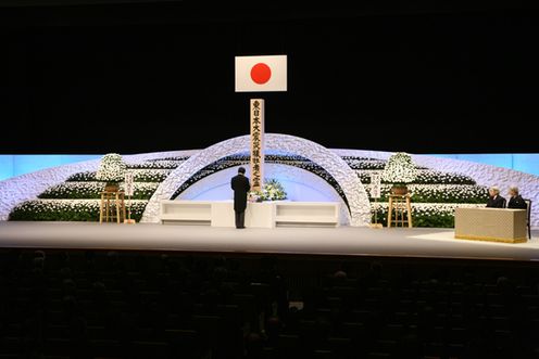 野田总理参加了在天皇和皇后两位陛下莅临下于东京都内举行的“东日本大地震一周年追悼式”。