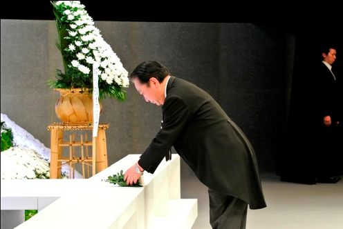 野田总理参加了在天皇和皇后两位陛下莅临下于东京都内举行的“东日本大地震一周年追悼式”。