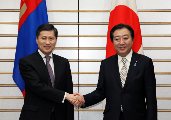 野田总理在总理大臣官邸与蒙古国苏赫巴托尔•巴特包勒德总理进行了会谈。