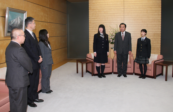 2012年3月13日，野田总理在总理大臣官邸接见了在“思考北方领土”高中生辩论大会上获奖的高中生。