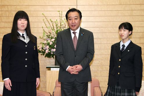 2012年3月13日，野田总理在总理大臣官邸接见了在“思考北方领土”高中生辩论大会上获奖的高中生。