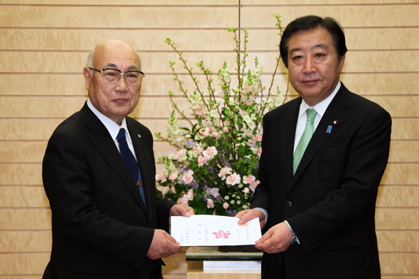 野田总理在总理大臣官邸接受了福岛县富冈町的要求。