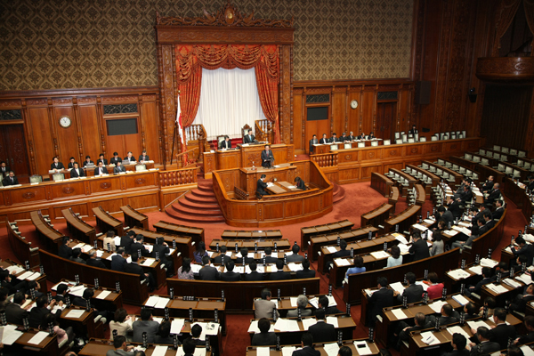 野田总理出席了参议院全体会议。