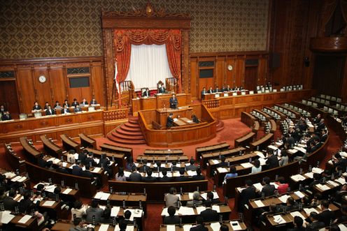 野田总理出席了参议院全体会议。