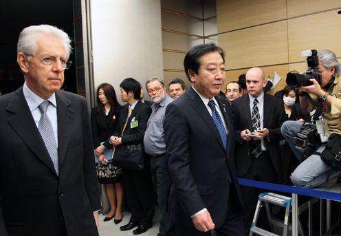 野田总理在总理大臣官邸与意大利马里奥•蒙蒂总理举行了首脑会谈，然后共同举行了新闻发布。