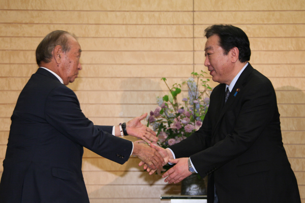 野田总理在总理大臣官邸接受了冲绳县知事仲井真的问候。