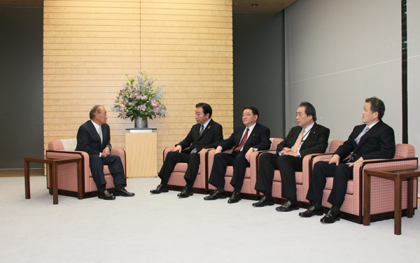 野田总理在总理大臣官邸接受了冲绳县知事仲井真的问候。