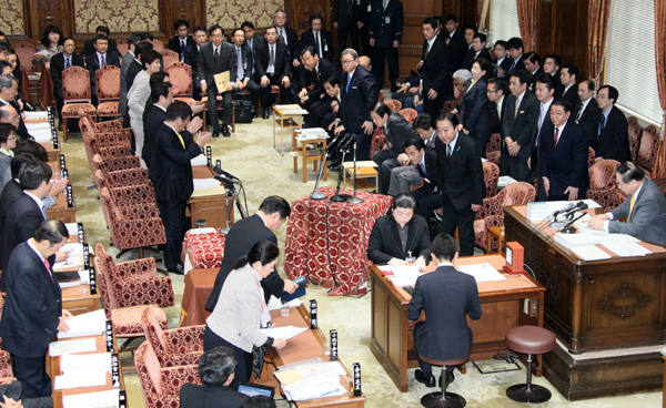野田总理出席了众议院预算委员会、众议院全体会议、参议院预算委员会以及参议院全体会议。