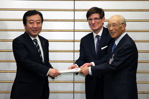 野田总理在总理大臣官邸接受了“第25次日美文化教育交流会议日美联席会议”委员的拜会。