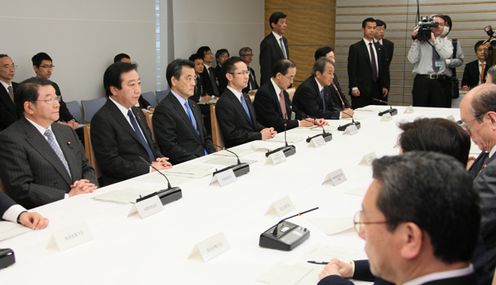 野田总理出席了在总理大臣官邸召开的有关每月例行经济报告等的相关阁僚会议。