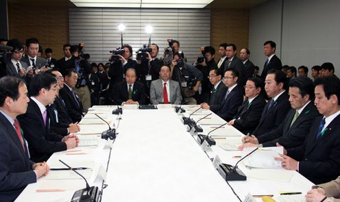 野田总理在总理大臣官邸出席了中央与地方协商会议。