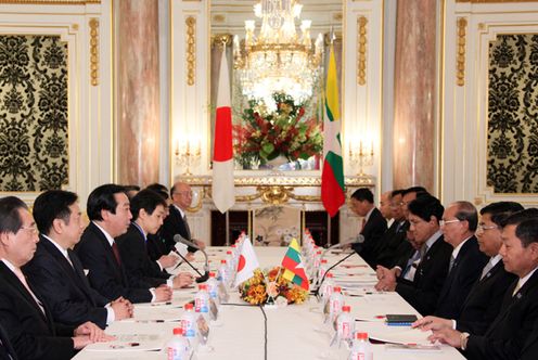 野田总理出席了在赤坂迎宾馆举行的日本与湄公河流域5国(柬埔寨、老挝、缅甸、泰国、越南)首脑会议。