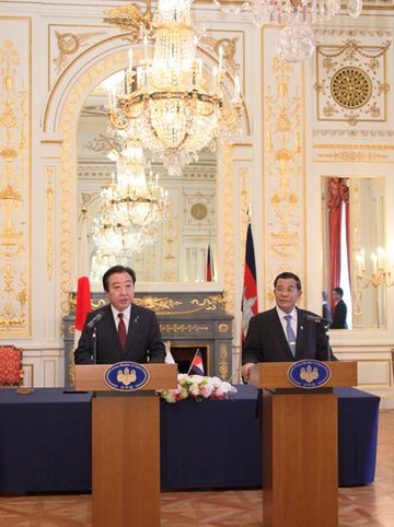 野田总理出席了在赤坂迎宾馆举行的日本与湄公河流域5国(柬埔寨、老挝、缅甸、泰国、越南)首脑会议。