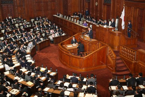 野田总理出席了众议院全体会议。
