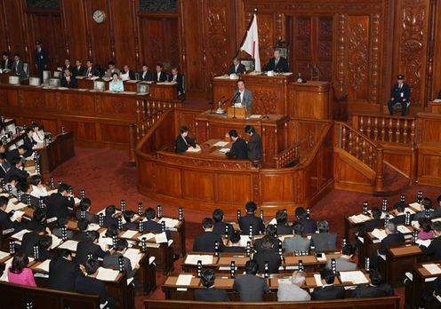 野田总理出席了众议院全体会议。