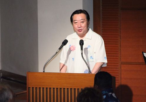 野田总理为了出席在冲绳县名护市举行的第六次太平洋岛屿峰会访问了冲绳县。