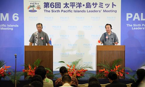 野田总理为了出席在冲绳县名护市举行的第六次太平洋岛屿峰会访问了冲绳县。