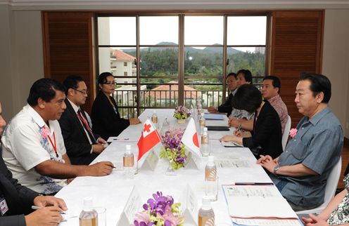 野田总理为了出席在冲绳县名护市举行的第六次太平洋岛屿峰会访问了冲绳县。