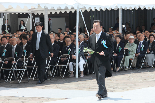 野田总理出席了在千鸟渊战殁者墓苑举行的祭拜仪式。常陆宫亲王和王妃两位殿下也莅临了祭拜仪式。