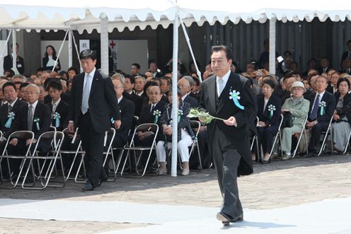 野田总理出席了在千鸟渊战殁者墓苑举行的祭拜仪式。常陆宫亲王和王妃两位殿下也莅临了祭拜仪式。