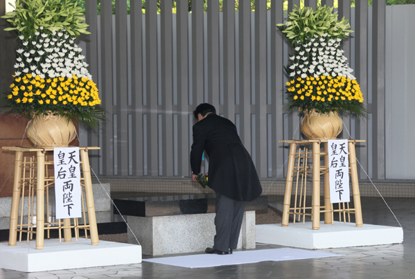野田总理出席了在千鸟渊战殁者墓苑举行的祭拜仪式。常陆宫亲王和王妃两位殿下也莅临了祭拜仪式。
