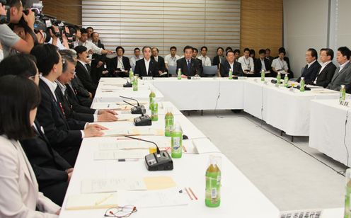 野田总理在总理官邸出席了复兴推进委员会会议。