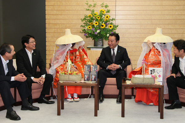 野田总理在总理官邸接受了纪州梅之会成员的拜会。