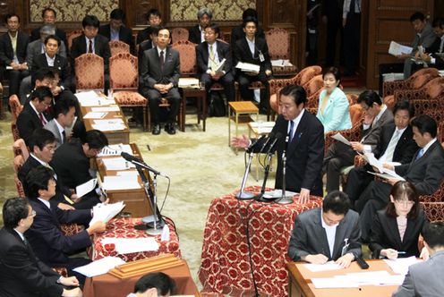 野田总理出席了众议院有关社会保障和税制一体化改革特别委员会。