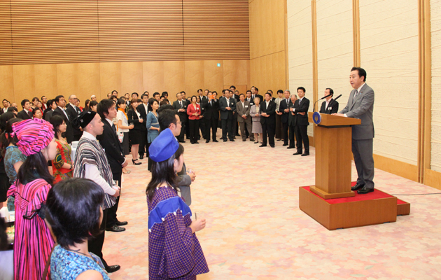 野田总理出席了在总理官邸召开的青年海外协力队回国队员报告会。