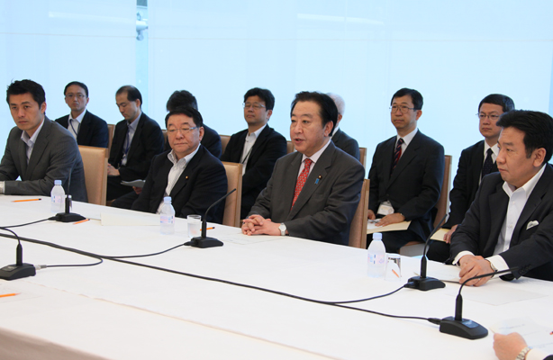 野田总理在总理大臣官邸与福井县知事西川一诚以及相关阁僚举行了会谈。