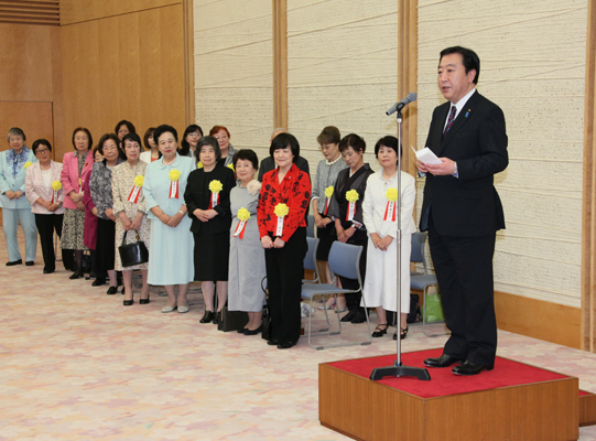 野田总理出席了在总理大臣官邸召开的有关男女共同参与表彰会后举行的与受奖人员等的恳谈会。