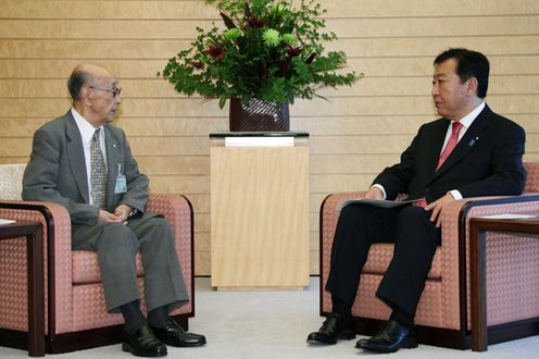 野田总理在总理大臣官邸接受了（社）千岛齿舞群岛居住者联盟理事长小泉敏夫的拜会。