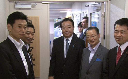 野田总理与古川元久内阁府特命担当大臣等一起，在今天正式成立的宇宙战略室举行了揭牌仪式。