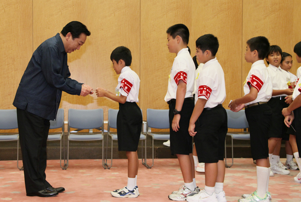 野田总理在总理大臣官邸接受了冲绳和函馆的小记者团的拜会。