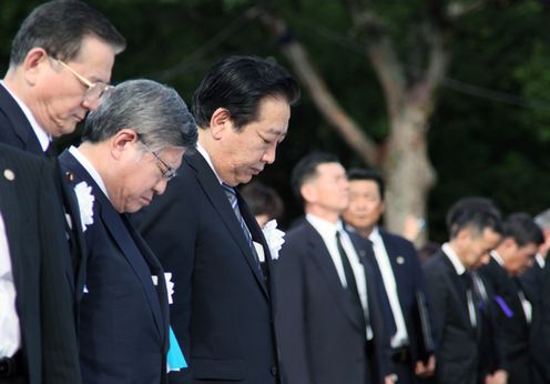 野田总理出席了在广岛市中区和平纪念公园举行的广岛市原子弹爆炸遇难者悼念暨和平祈愿仪式。