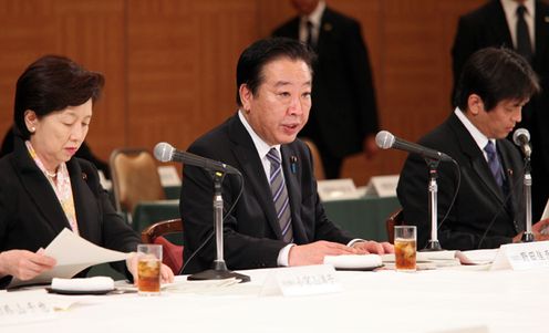 野田总理出席了在广岛市中区和平纪念公园举行的广岛市原子弹爆炸遇难者悼念暨和平祈愿仪式。